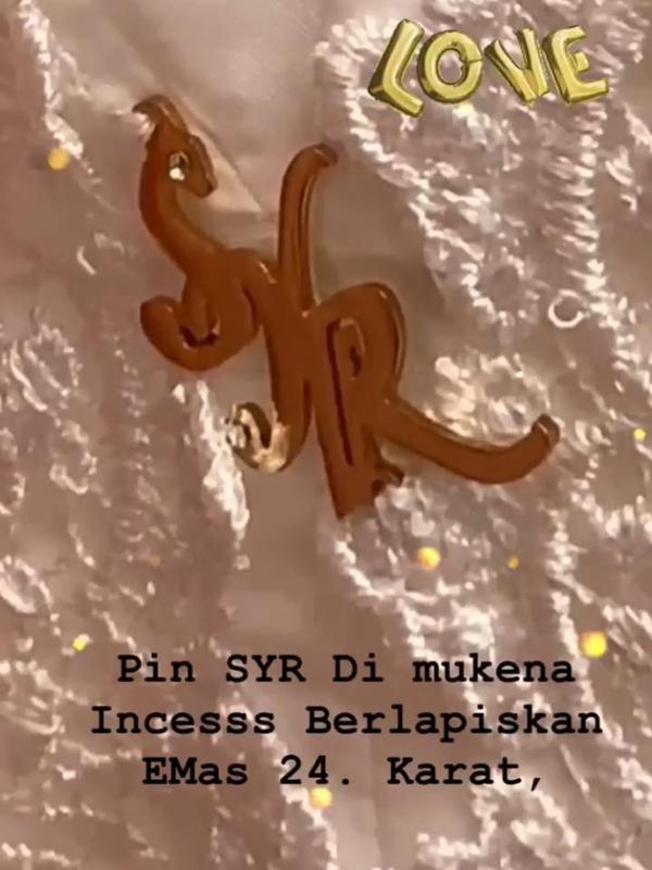 Pin berinisial SYR yang berlapis emas 24 karat di mukena yang dijual Syahrini (Instagram Stories)