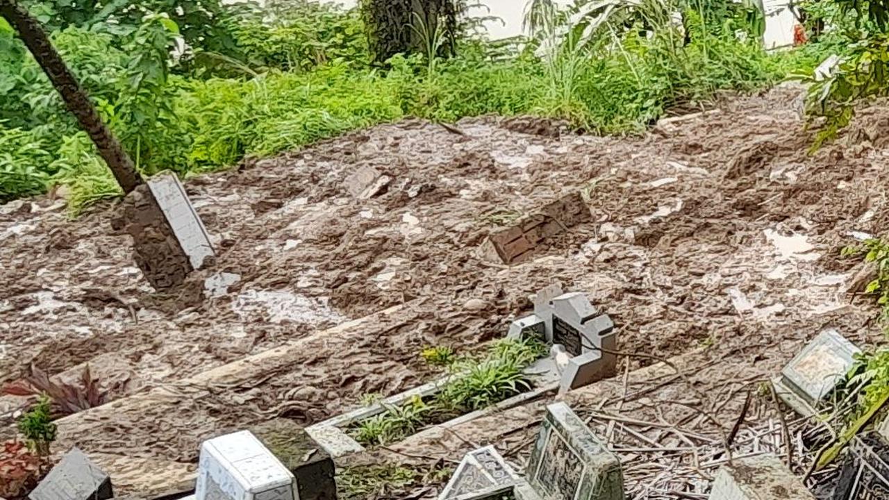Perkuburan di Padang Longsor, Belasan Jenazah  Masih Terbungkus Kain Kafan Berserakan