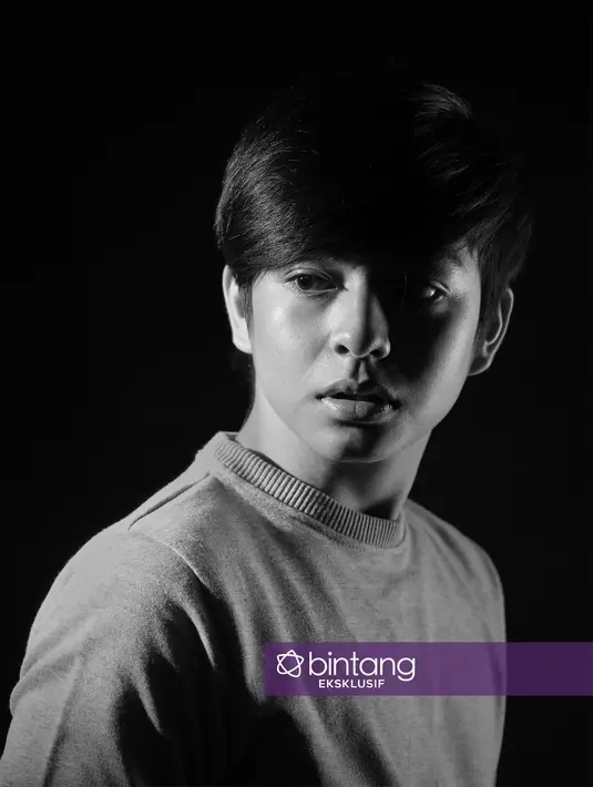 "Bingung karena nggak pernah berhadapan dengan banyak orang, kamera nggak ngerti gimana bahkan aku nggak pernah belajar akting sama sekali jadi bener-bener belajar di lokasi, beradaptasi," ujar Aldi. (Deki Prayoga/Bintang.com)