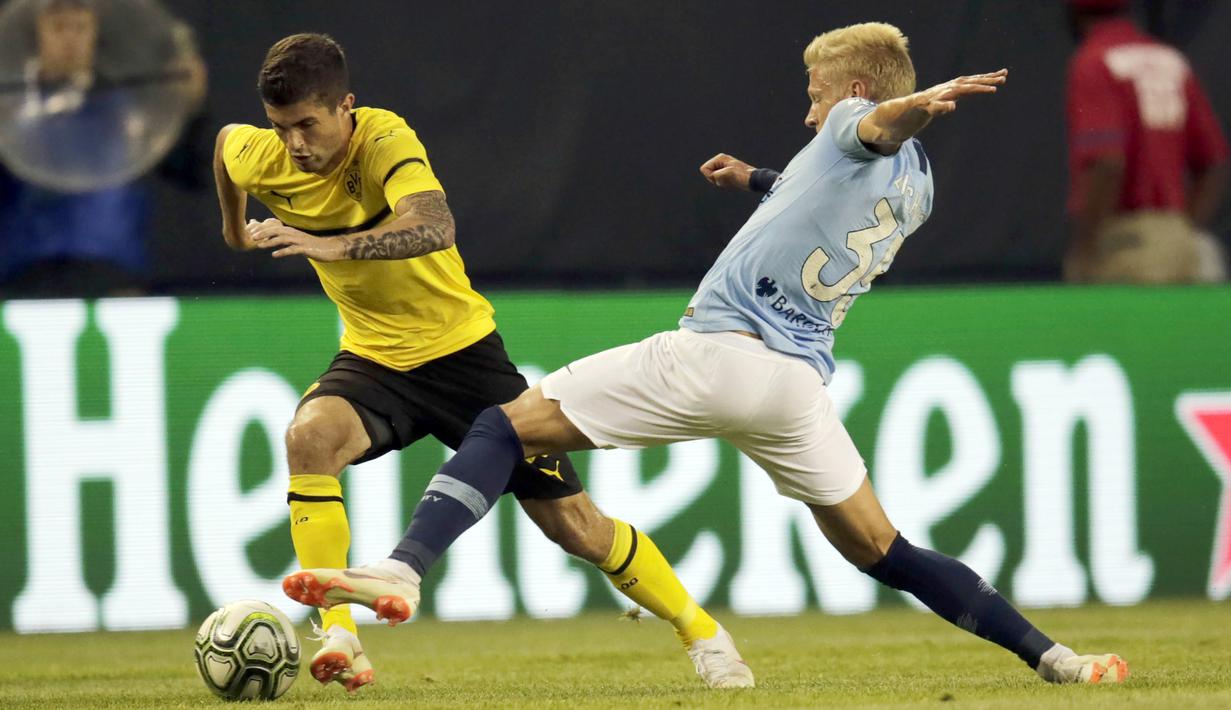 Pemain Dortmund, Christian Pulisic (kiri) mencoba melewati pemain Manchester City, Oleksandr Zinchenko pada laga International Champions Cup 2018 di Soldier Field, Chicago, (20/7/2018), waktu setempat. Drtmund menang 1-0. (AP/Annie Rice)