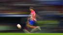 Pemain Atletico Madrid, Marcos Llorente, menggiring bola saat melawan Borussia Dortmund pada leg pertama perempat final Liga Champions di Stadion Metropolitano, Kamis (11/4/2024). (AP Photo/Manu Fernandez)