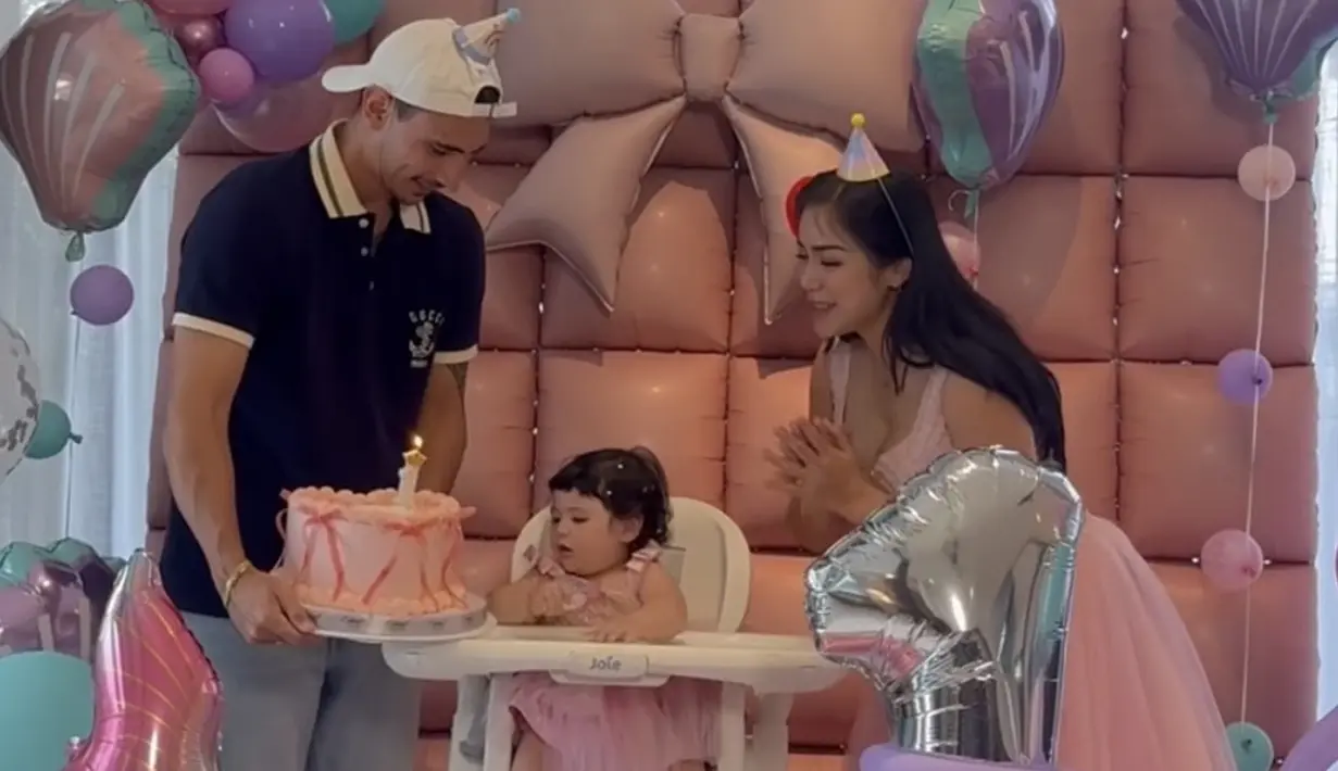 Dress tersebut pun senada dengan sang putri, Hagia mengenakan dress pink rok tutu yang menggemaskan.  [@inijedar]