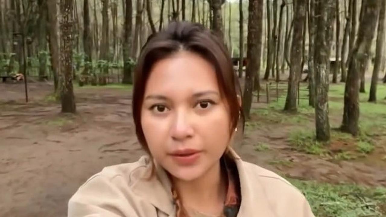 Potret Momen Indah Permatasari dan Arie Kriting Liburan di Hutan Pinus, Netizen Langsung Kepo Lokasinya