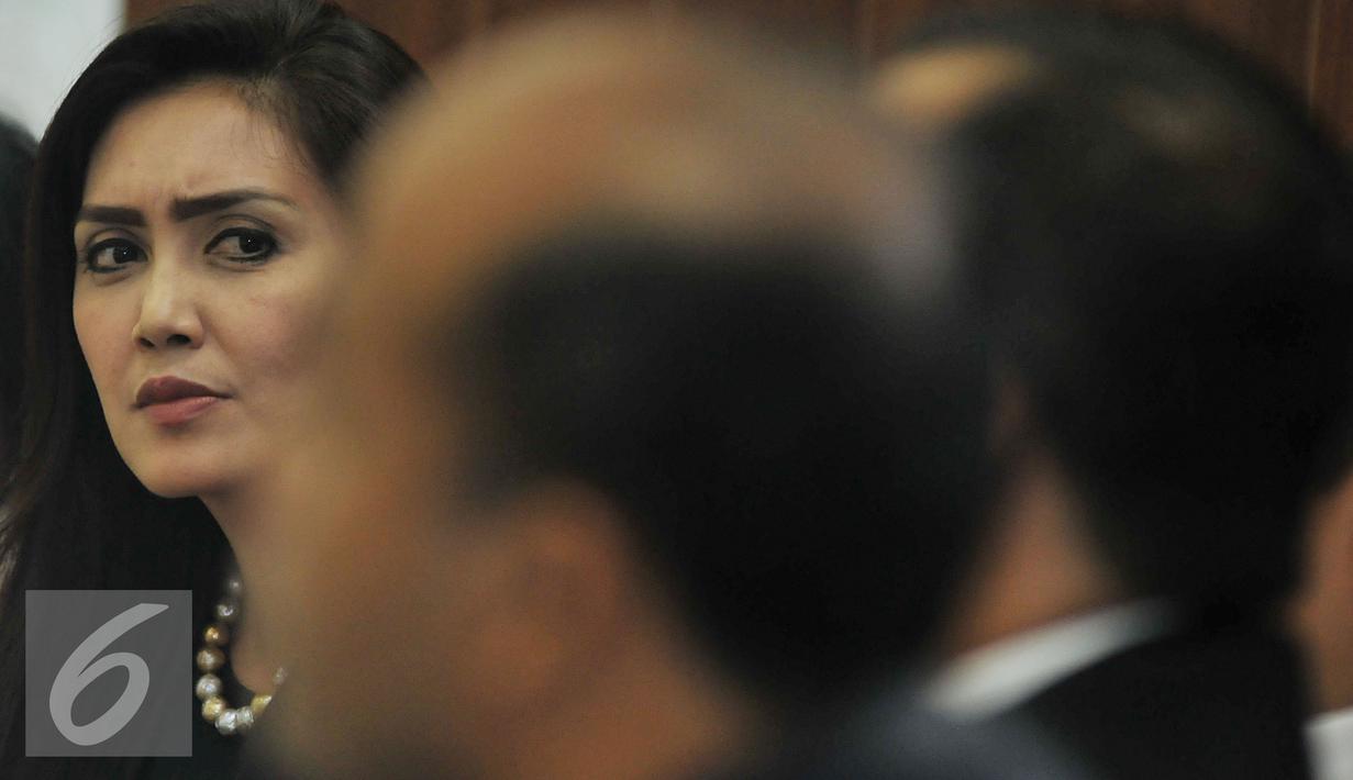 Komisi 9 DPR RI Rieke Dyah Pitaloka, saat mmenjadi pembicara diskusi, di Nusantara III Kompleks Parlemen, Senayan, Jakarta, Selasa (9/2). Diskusi tersebut membahas Perlindungan TKI di luar negeri. (Liputan6.com/Johan Tallo)