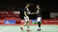 Ganda putra Indonesia, Mohammad Ahsan/Hendra Setiawan, saat menghadapi Fajar Alfian/Muhammad Rian Ardianto, pada laga Indonesia Masters 2020 di Istora Senayan, Jakarta, Sabtu (18/1). Ahsan/Hendra menang tiga gim dengan skor 21-12, 18-21, dan 21-17. (Bola.com/Yoppy Renato)