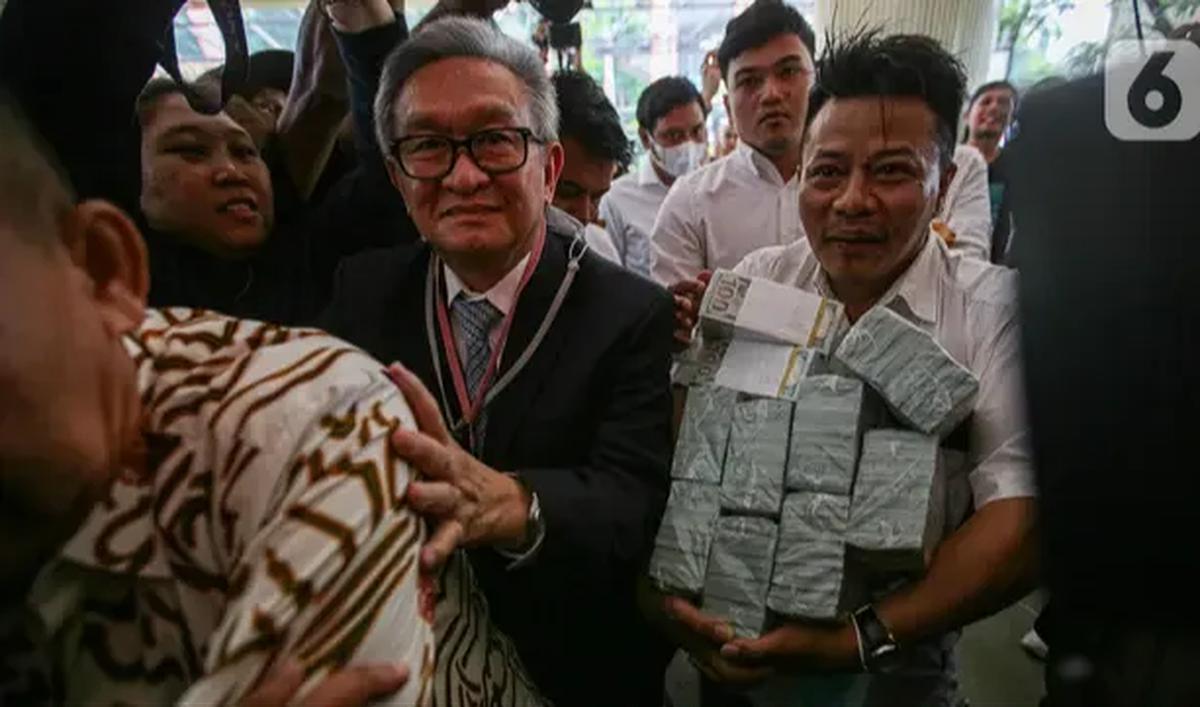Hasil pemeriksaan, Maqdir Ismail dan Handika, mengaku tidak mengenal dan mengetahui latar belakang orang yang menyerahkan uang Rp27 miliar tersebut. Uang itu diserahkan oleh orang berinisial S dengan nominal USD 1,8 juta dolar Amerika atau setara Rp27 mil