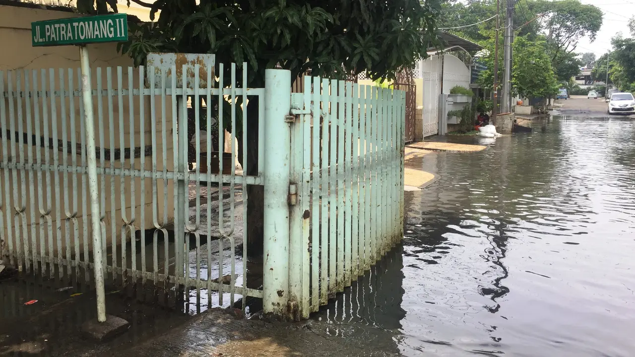 Akibat hujan, sejumlah titik di Jakarta tergenang. Salah satunya Jalan Patra, Tanjung Duren, Jakarta Barat