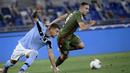 Gelandang Lazio, Luis Alberto, berebut bola dengan gelandang Cagliari, Artur Ionita, pada laga lanjutan Serie A pekan ke-35 di Stadio Olimpico, Jumat (24/7/2020) dini hari WIB. Lazio menang 2-1 atas Cagliari.(AFP/Filippo Monteforte)
