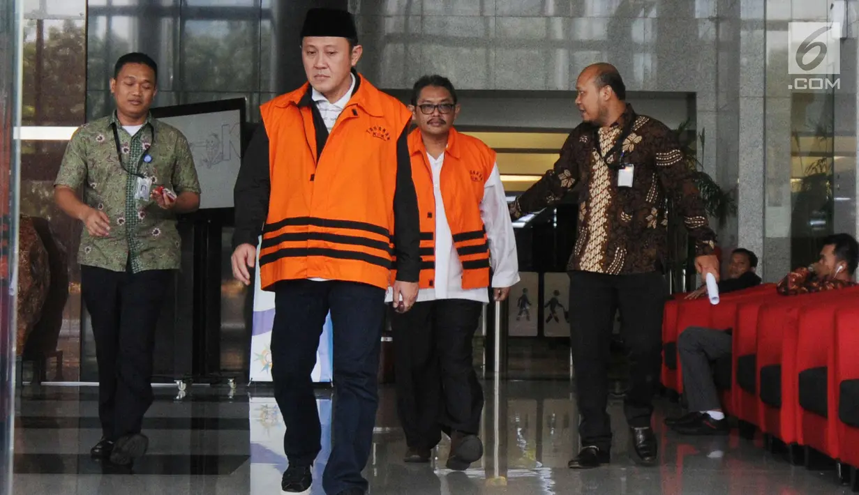 Dua tersangka Anggota DPRD Lampung Tengah Rusliyanto (depan) dan Anggota DPRD Kota Malang HM Zainuddin (belakang) usai menjalani pemeriksaan di gedung KPK, Jakarta, Jumat (13/4).  (Merdeka.com/Dwi Narwoko)