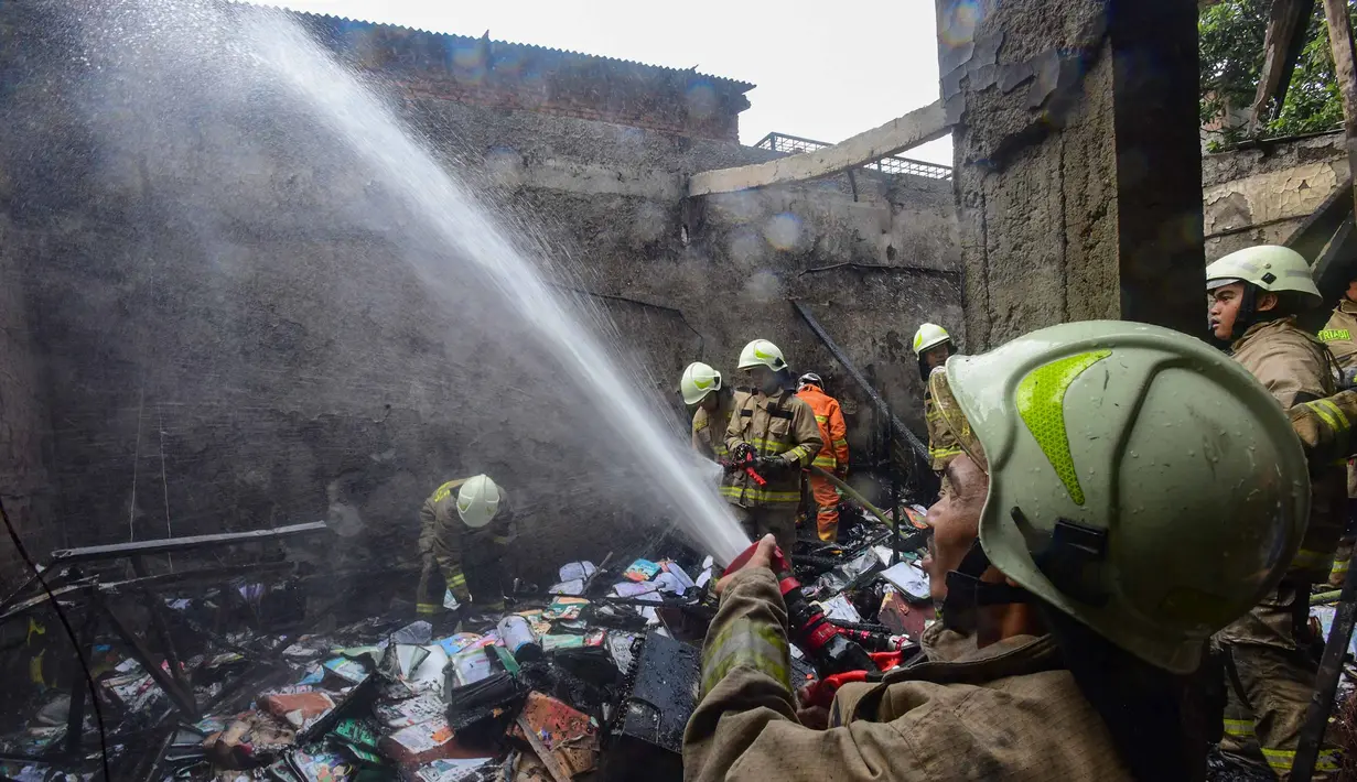 Petugas pemadam kebakaran melakukan pendinginan ruang gudang yang terbakar di SDN Srengseng sawah 04, Jakarta Selatan, kamis, 06 Agustus 2026. (KLY/ Arie Basuki)