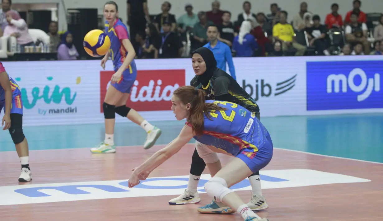 <p>Pemain Jakarta Electric PLN, Marina Markova berusaha membangun serangan saat menghadapi Jakarta Livin Mandiri pada laga seri kedua putaran kedua PLN Mobile Proliga 2024 di GOR Si Jalak Harupat, Kabupaten Bandung, Jumat (7/6/2024). Jakarta Electric PLN menang 3-0 (25-19, 25-22, 26-24). (Dok. PBVSI)</p>
