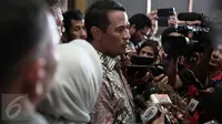 Menteri Pertanian Amran Sulaiman memberi keterangan usai meninjau pasokan bawang merah di Gudang Bulog, Jakarta, Senin (16/5). Bulog menyiapkan stok bawang merah 23.000 ton dari total kebutuhan 12.600 ton untuk Operasi Pasar. (Liputan6.com/Faizal Fanani)