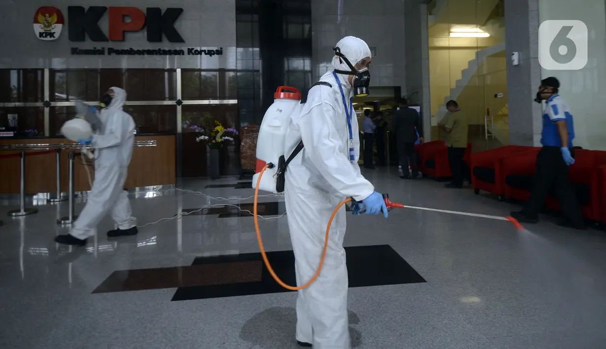 Petugas kesehatan melakukan peyemprotan disinfektan di bagian dalam Gedung KPK, Jakarta, Rabu (18/3/2020). Penyemprotan dilakukan untuk mencegah penyebaran virus corona COVID-19. (merdeka.com/Dwi Narwoko)
