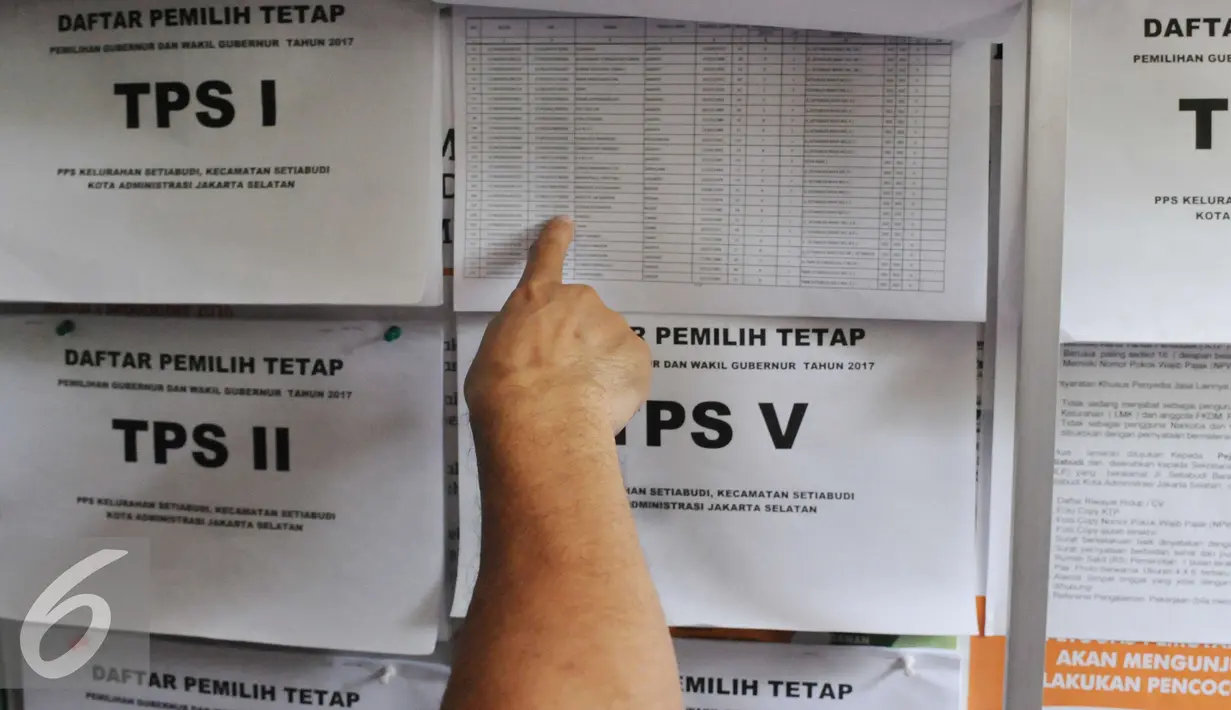 Selebaran DPT yang terpasang di kelurahan setia budi dan Cikini, Jakarta, Jumat (23/12). Serta 18 pemilihan Wali Kota dan Wakil Wali kota dan 76 pemilihan Bupati dan Wakil Bupati pada Februari 2017 nanti. (Liputan6.com/Helmi Affandi)