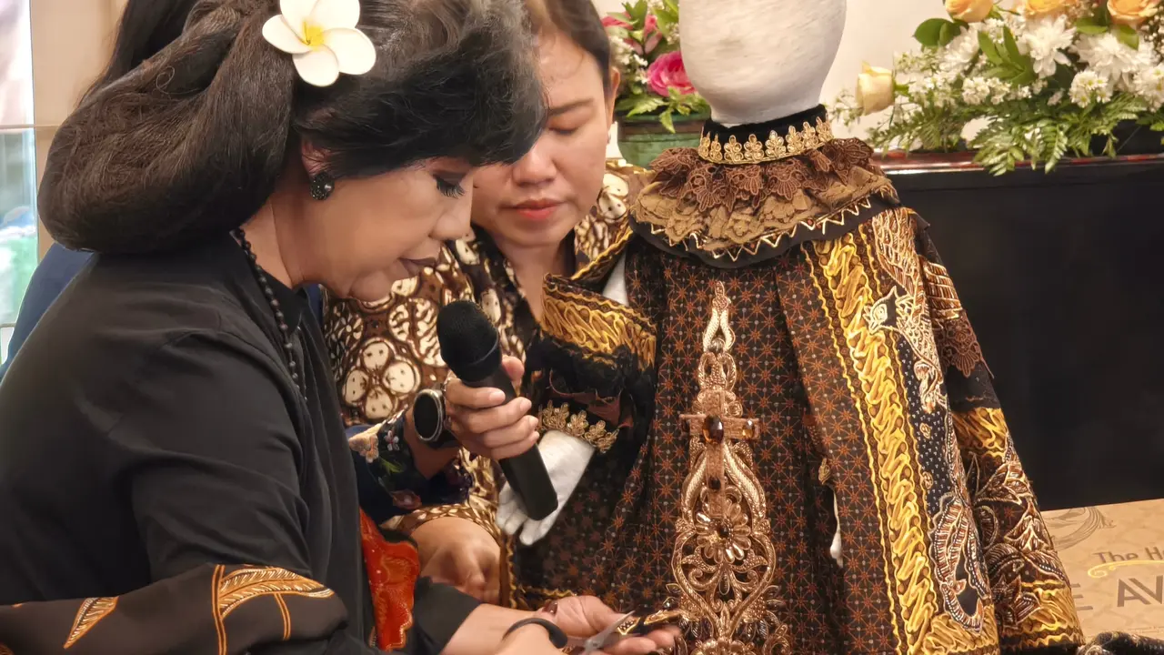 Anne Avantie Rangkai Kain Perca Batik Jadi Jubah Kanak-Kanak Yesus untuk Misi Perdamaian di Praha