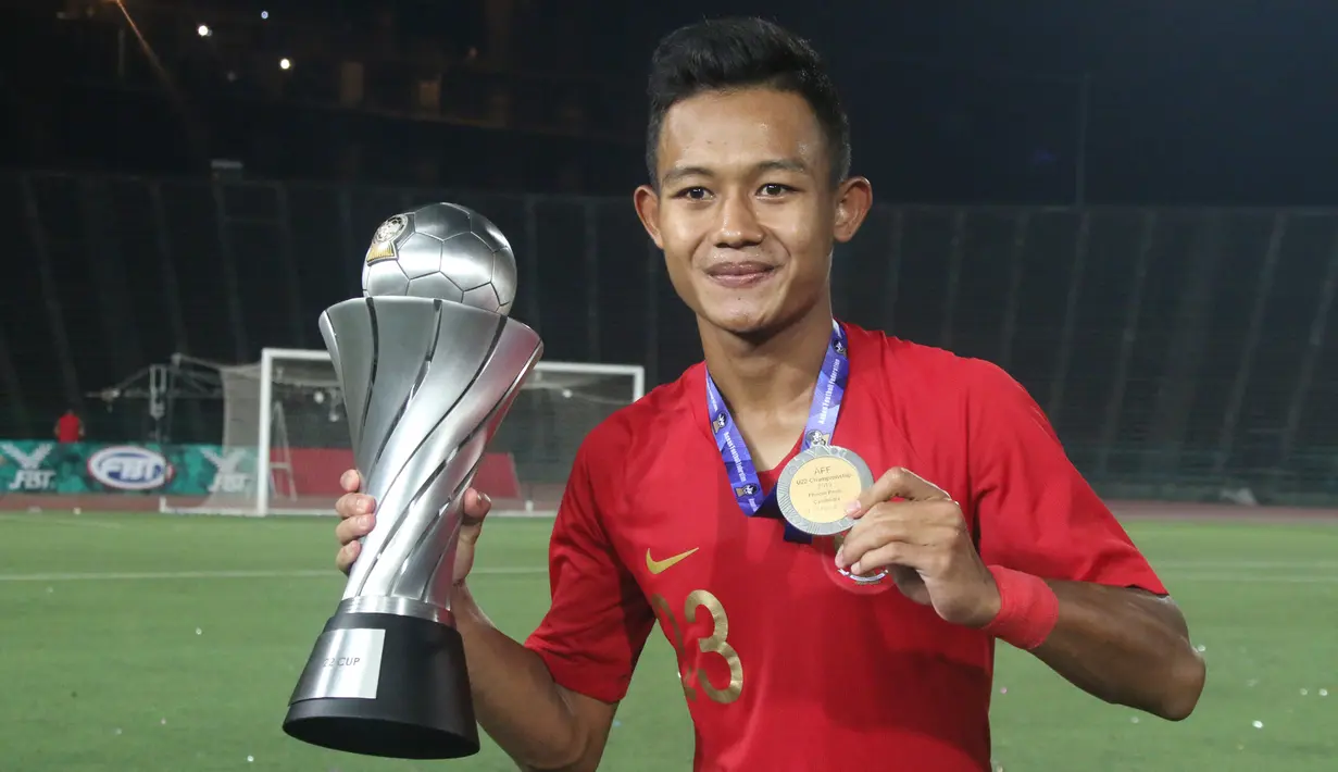 Gelandang Timnas Indonesia, Sani Rizki, merayakan gelar juara Piala AFF U-22 2019 setelah mengalahkan Thailand pada laga final di Stadion National Olympic, Phnom Penh, Selasa (26/2). Indonesia menang 2-1 atas Thailand. (Bola.com/Zulfirdaus Harahap)