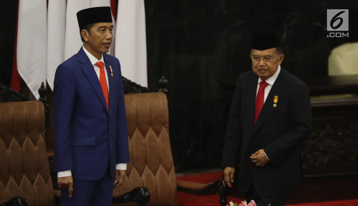 Presiden Joko Widodo didampingi Wakil Presiden Jusuf Kalla menghadiri sidang Tahunan MPR Tahun 2019 di Kompleks Parlemen, Senayan, Jakarta, Jumat (16/7/2019). Sidang tersebut beragendakan penyampaian pidato kenegaraan Presiden dalam rangka HUT Ke-74 Republik Indonesia. (Liputan6.com/Johan Tallo)