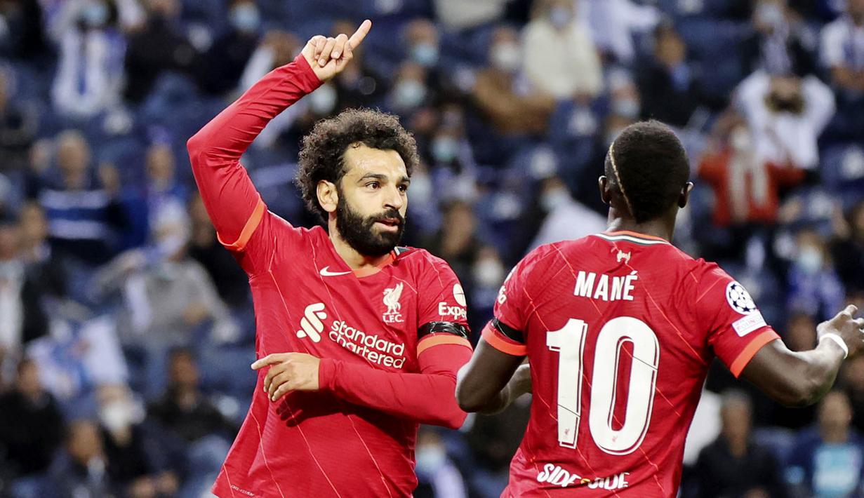 Penampilan apik kembali diperlihatkan trio penyerang Liverpool di matchday kedua gelaran Liga Champions Eropa musim ini. Trio Firmansah berhasil membawa The Reds pesta gol di markas FC Porto. (AP/Luis Vieira)