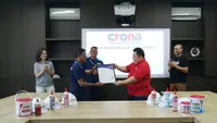 Hendrik Sutjiatmadja, Director PT. Crona Perkasa Solusindo (kanan kedua) secara simbolis menyerahkan piagam ISO 9001: 2015 kepada perwakilan karyawan Crona sebagai bentuk apreasiasi prestasi yang telah dicapai. (Dok&nbsp;Crona)