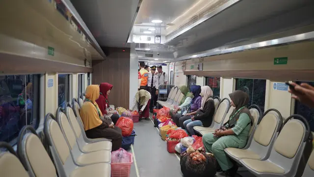 Kereta Petani dan Pedagang  lintas Commuter Line Merak. (Dok KAI)