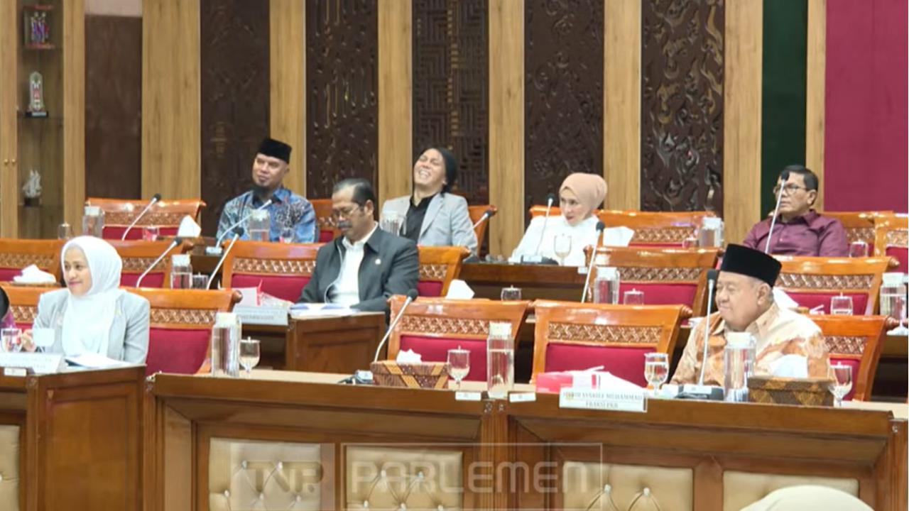 Momen Ahmad Dhani, Once Mekel hingga Melly Goeslaw Nyanyi Saat Rapat Komisi X DPR dengan Guru