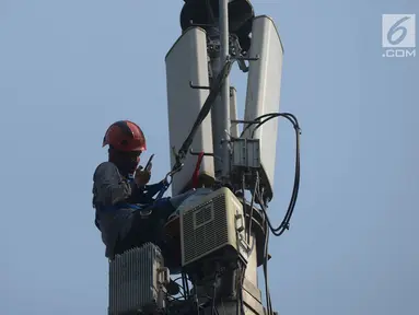 Teknisi melakukan pengecekan audit data jaringan 3G dan 4G pada tiang monopol di Jalan Diponegoro, Jakarta, Sabtu (24/8/2019). Fasilitas internet yang disediakan pemerintah memiliki koneksi jaringan 3G dan 4G. (merdeka.com/Imam Buhori)