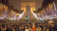 Merayakan tahun baru di Paris tak lengkap jika tidak mengunjungi Champs Elysees, Pada malam pergantian tahun baru, menara Eiffel akan semarak oleh cahaya kembang api. (cdn-lejdd.ladmedia.fr)