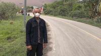 Kapolres Flores Timur, AKPB I Nyoman Putra Sandita, memantau langsung situasi lalu lintas di jalur utama Trans Flores Larantuka-Maumere (Liputan6.com/ Ola Keda)