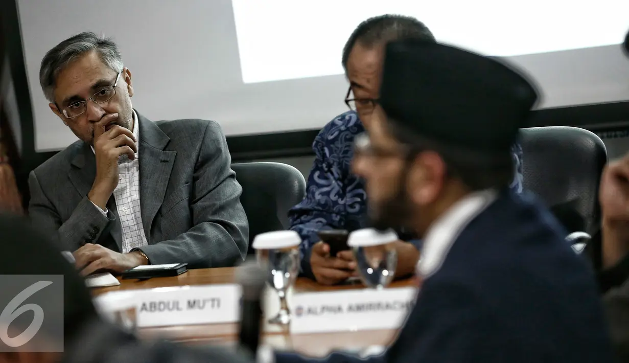 H.E. Mr. Moazzam Malik (UK Ambassador to Indonesia) saat mengikuti diskusi Umat Muslim Inggris dan Umat Muslim Islam di Jakarta, Senin (29/2/2016). Dalam diskusi tersebut bertema "Melawan Ekstrimisme Kekerasan". (Liputan6.com/Faizal Fanani)