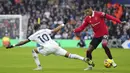 Pemain Manchester United, Marcus Rashford, berusaha melewati pemain Leeds United, Crysencio Summerville, pada laga Liga Inggris di Stadion Elland Road, Minggu (12/2/2023). Ketajaman itu membuat manajer MU, Erik ten Hag, tak ragu menyebut Rashford sebagai satu di antara penyerang terbaik di Eropa.(AP Photo/Jon Super)