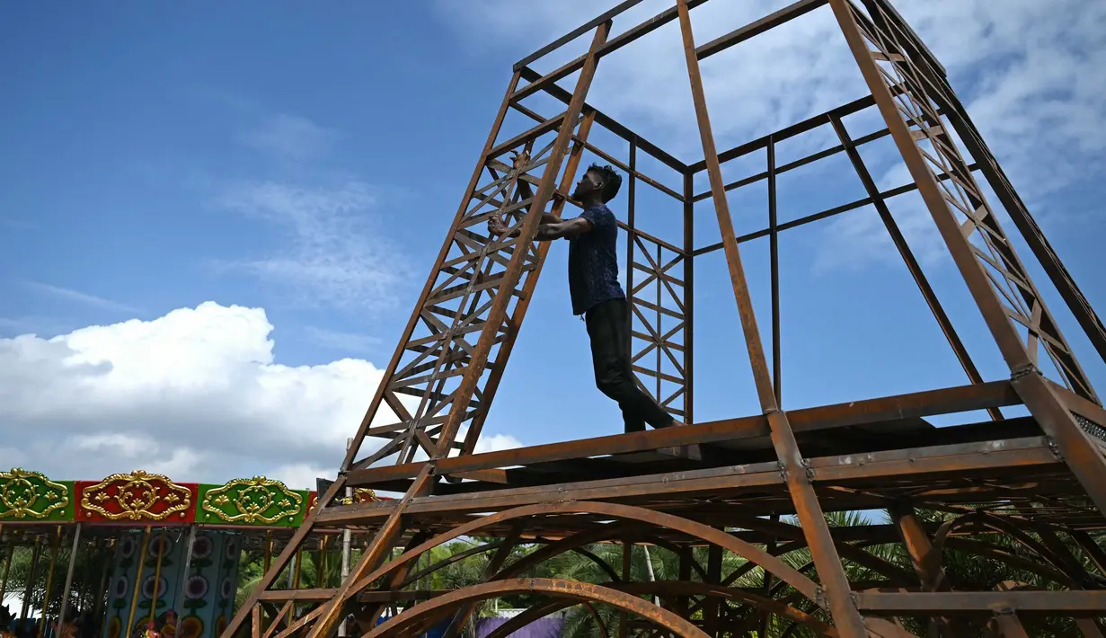 Pembangunan replika Menara Eiffel ini menjelang kunjungan Presiden Prancis Emmanuel Macron ke India pada akhir bulan ini. (Arun SANKAR/AFP)