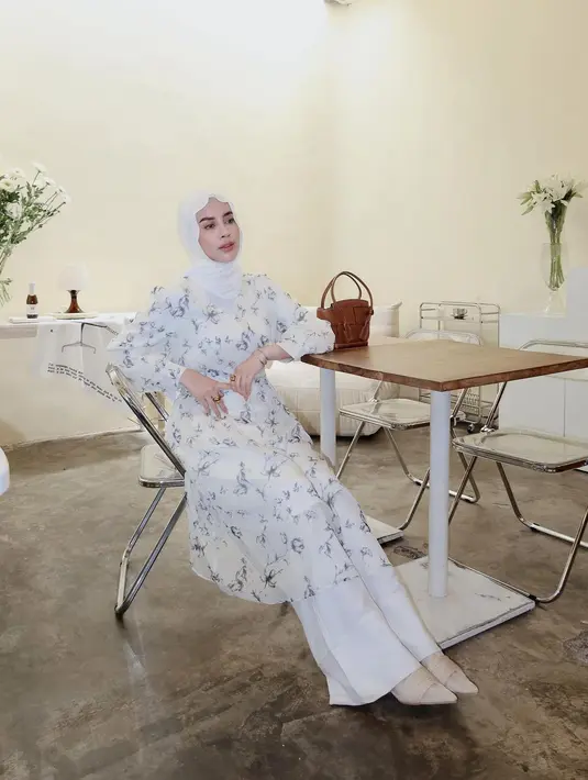 Kamu bisa memadukan keseluruhan penampilan ini dengan high heels nude seperti yang dilakukan Aghnia di sini. Bagaimana menurutmu, Sahabat FIMELA? [Foto: Instagram/emyaghnia]