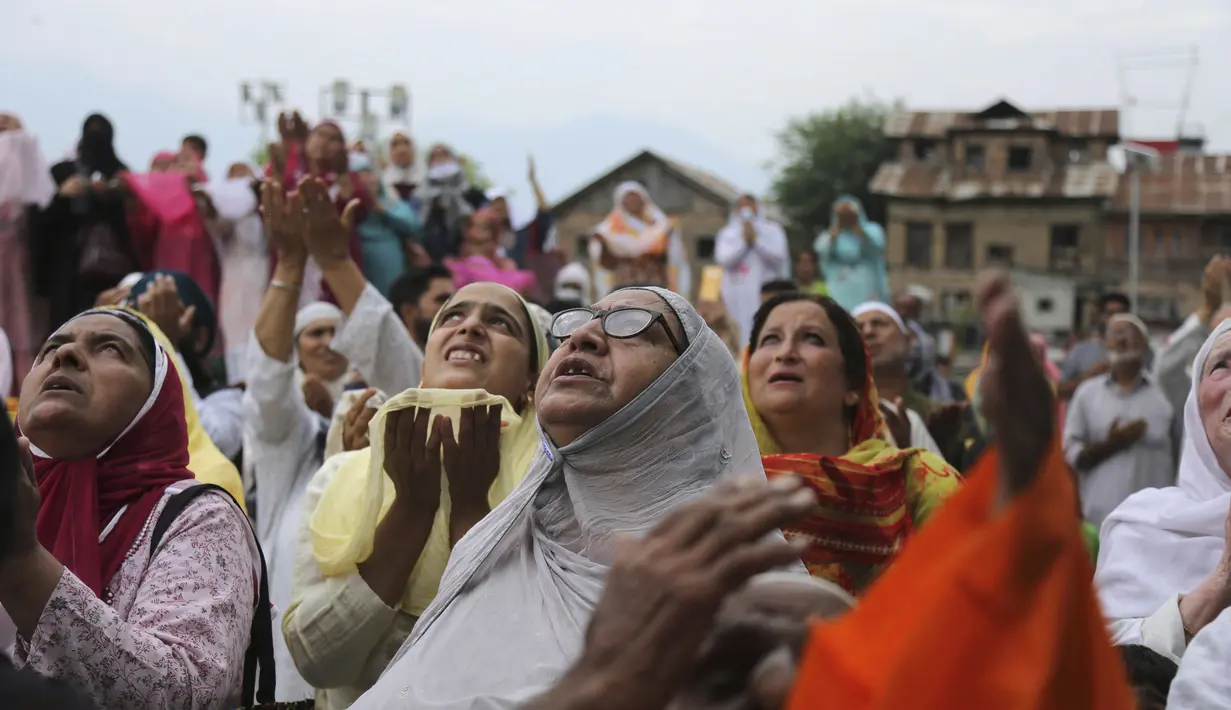 Muslim Kashmir memanjatkan doa saat imam (tak terlihat) menampilkan relik yang diyakini sehelai janggut Nabi Muhammad untuk memperingati Hari Martir Khalifah Umar bin Khattab di Masjid Hazratbal, Srinagar, Kashmir, India, Sabtu (7/8/2021). (AP Photo/Channi Anand)