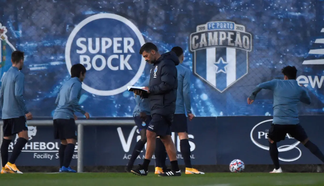 Pelatih Porto, Sergio Paulo Marceneiro da Conceicao, memimpin sesi latihan di markas klub di Olival, Vila Nova de Gaia, Senin (30/11/2020) waktu setempat. Porto akan menghadapi Manchester City pada matchday ke-5 Grup C Liga Champions 2020/21, Selasa (1/12/2020). (AFP/Miguel Riopa)