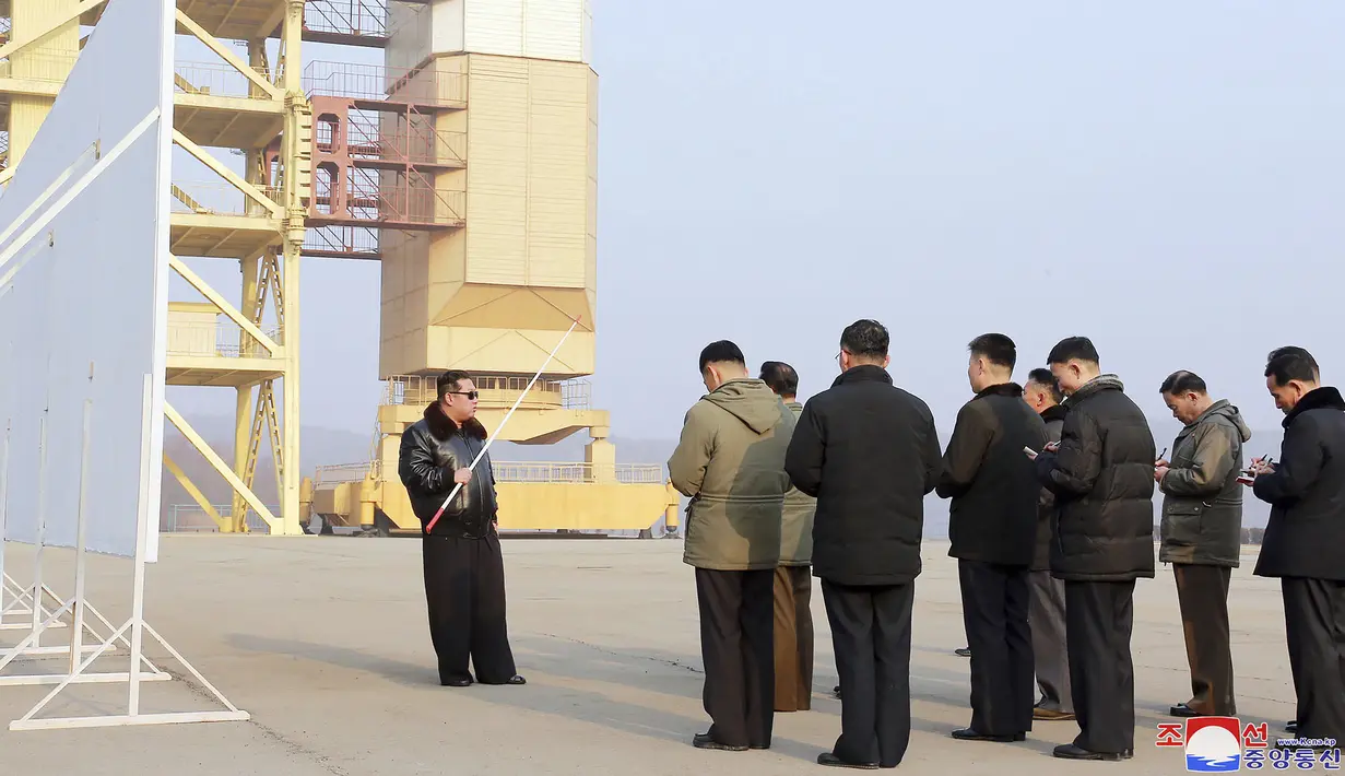 Pemimpin Korea Utara Kim Jong Un mengunjungi Tempat Peluncuran Satelit Sohae di Tongchang-ri, Korea Utara (11/3/2022).  Kim Jong Un memerintahkan para pejabatnya untuk memperluas fasilitas peluncuran satelit untuk menembak. (AP Photo/Lee Jin-man)