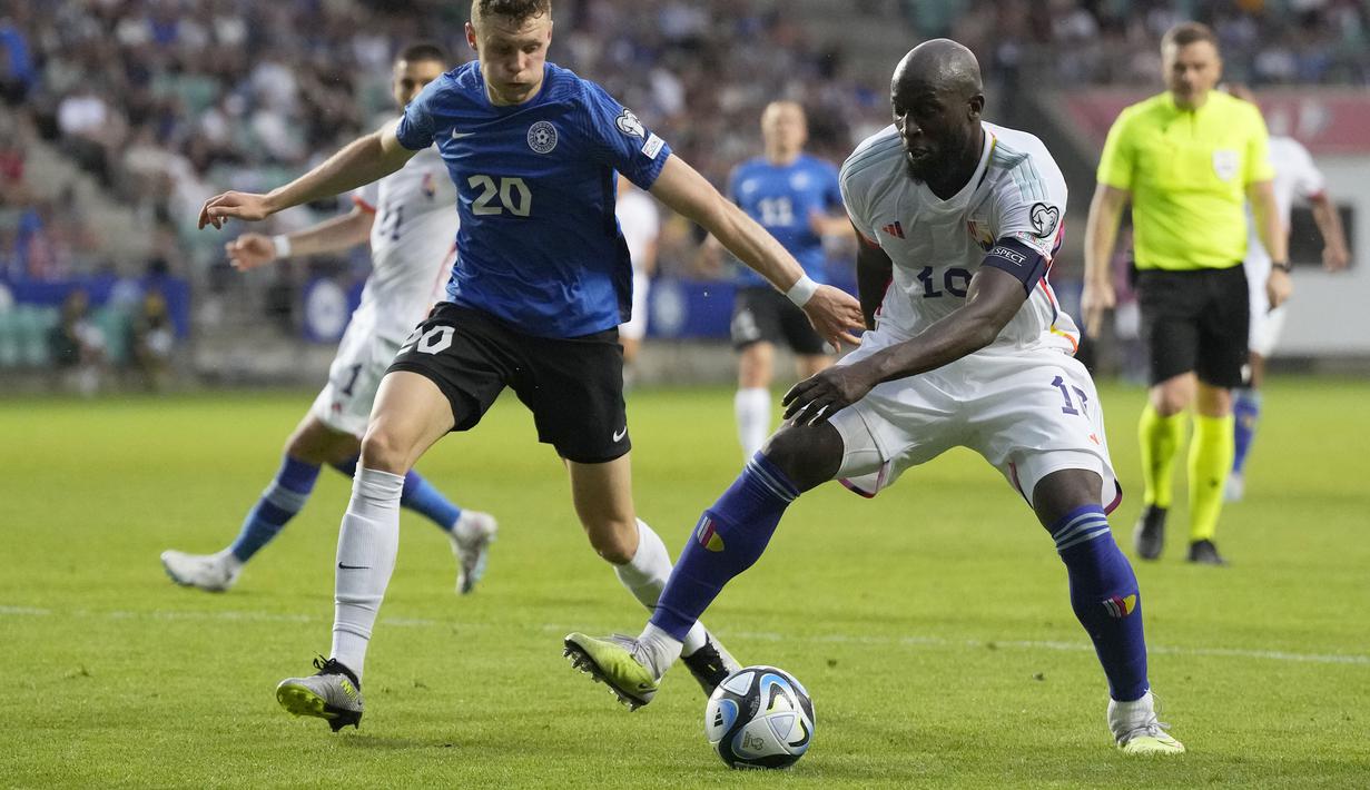Pemain Belgia, Romelu Lukaku (kanan) berebut bola dengan pemain Estonia, Markus Poom pada laga Grup F Kualifikasi Euro 2024 yang berlangsung di A. Le Coq Arena, Tallinn, Estonia, Rabu (21/06/2023) dini hari WIB. Lukaku sukses mencetak dua gol untuk kemenangan 3-0 Belgia. (AP Photo/Pavel Golovkin)