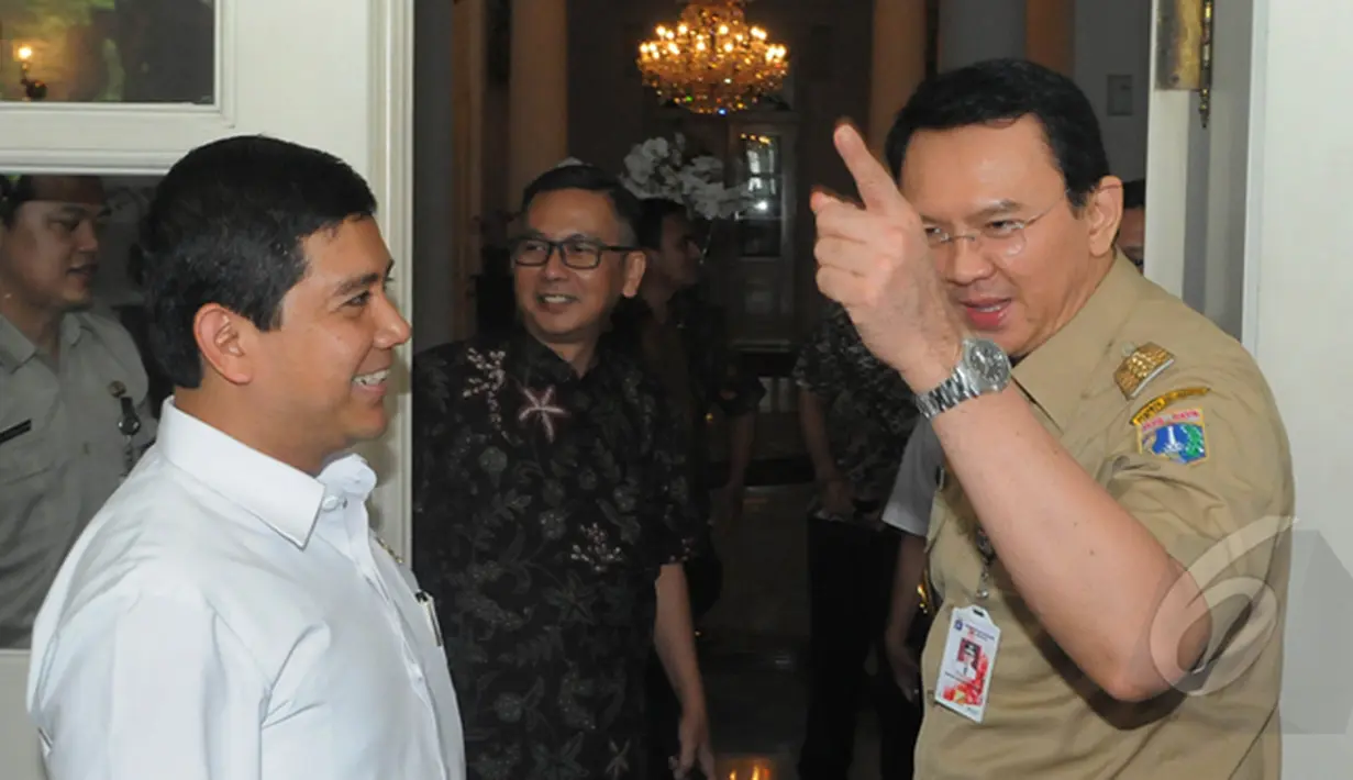Menteri Pemberdayaan Aparatur Negara dan Reformasi Birokrasi (Menpan-RB) Yuddy Chrisnandi, bertemu Gubernur DKI Jakarta, Basuki Tjahaja Purnama di Balaikota, Jakarta, Selasa (3/2/2015). (Liputan6.com/Herman Zakharia)
