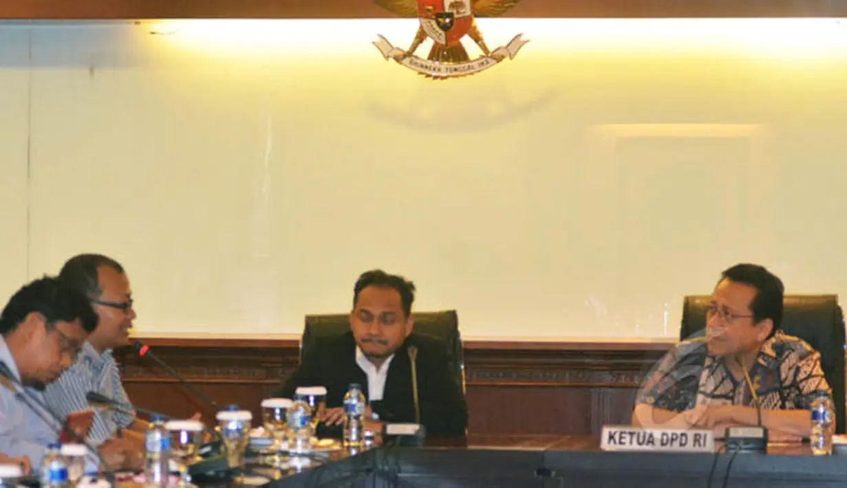 Ketua DPD RI Irman Gusman (kanan) didampingi Ketua Komite I DPD Fahrul Rozi (kedua kanan) menerima aktivis ICW Emerson Yuntho (kedua kiri) dan Abdullah Dahlan (kiri) diruang pimpinan DPD, Jakarta, Kamis (12/2/2015). (Liputan6.com/Andrian M Tunay)