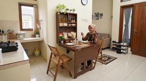 7 Ide Meja Makan Lipat untuk Rumah Mungil yang Hemat Tempat, Tetap Nyaman Dipakai