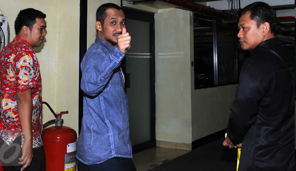 Abraham Samad (AS) saat mendatangi Gedung Komisi Pemberantasan Korupsi (KPK) di Jakarta, (4/3). Pertemuan dengan sejumlah orang di lembaga antikorupsi setelah menerima deponering atas kasusnya dari Kejaksaan Agung. (Liputan6.com/Helmi Afandi) 