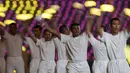 Sejumlah penyanyi dan juga tarian kolosal ribuan penampil ikut memeriahkan closing ceremony SEA Games 2023 ini. (AP Photo/Tatan Syuflana)