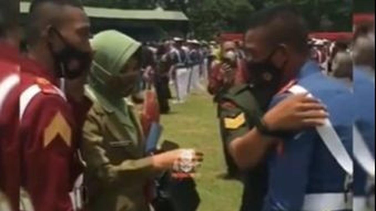 Mereka kemudian saling berpelukan dengan kedua anak kembar yang dicintainya itu.
