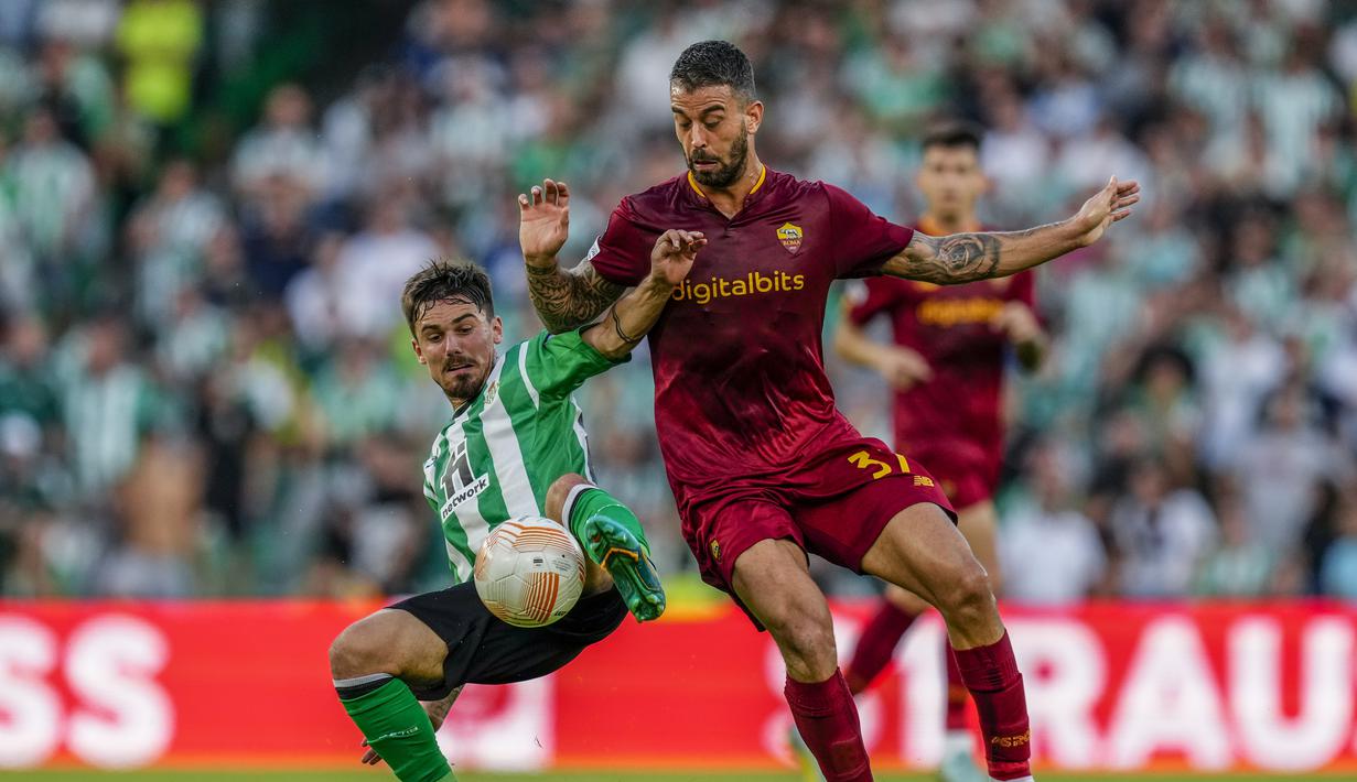 Gelandang Real Betis  Rodri berebut bola dengan bek AS Roma Leonardo Spinazzola  pada laga pekan ke-4 Grup C Liga Europa 2022/2023  di Estadio Benito Villamarin, Kamis (13/10/2022). Kedua tim sama-sama tampil menyerang. Meski demikian, tak banyak peluang bersih yang tercipta. (AP Photo/Jose Breton)