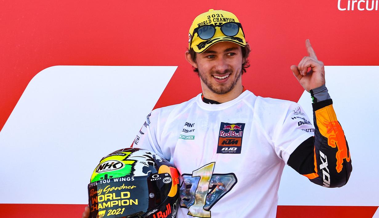 Remy Gardner. Pembalap Australia berusia 24 tahun yang akan memperkuat tim KTM Tech3 ini merupakan juara Moto2 musim 2021 lalu bersama Red Bull KTM Ajo dengan meraih 311 poin dari 18 balapan, 5 di antaranya menjadi juara. Di Moto2 ia telah berlaga selama 6 musim sejak 2016. (AFP/Jose Jordan)