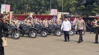 Menhan Prabowo Subianto menyerahkan 100 unit motor trail berbahan bakar listrik, kepada TNI AD, TNI AL, TNI AU, dan Polri, Kamis (31/8/2023). (Liputan6.com/ Muhammad Radityo Priyasmoro)