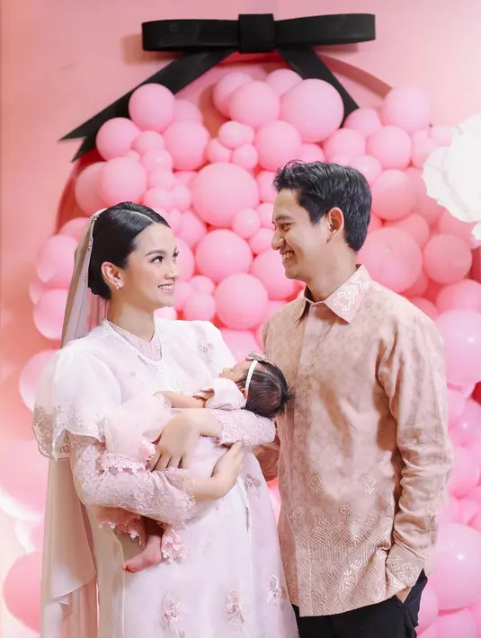 Unggahan tersebut langsung mencuri perhatian. Tak sedikit yang memuji penampilan Sabrina yang begitu cantik bagai boneka Barbie hidup.  [@sabrinaanggraini]