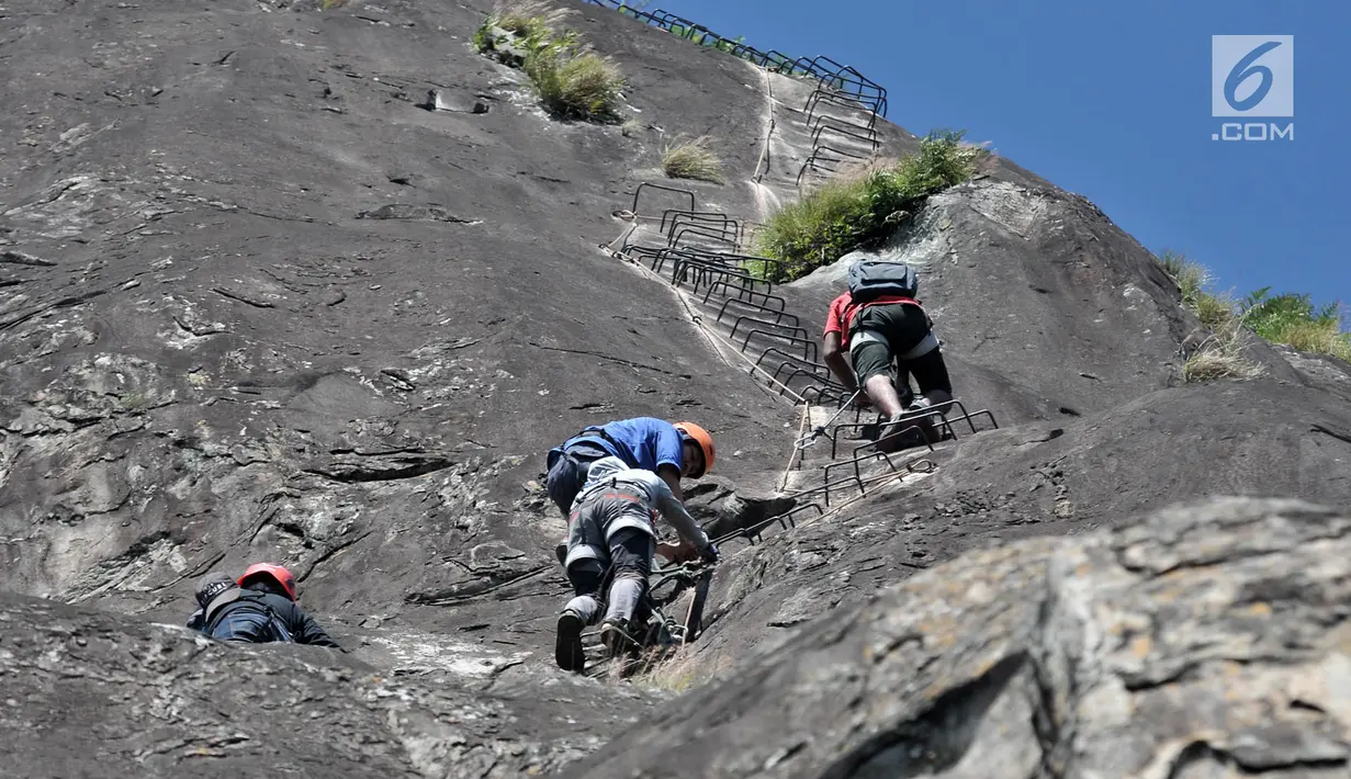 Pendaki memanjat tebing Gunung Parang via Jalur Ferrata, Desa Cihuni, Purwakarta, Jawa Barat, Sabtu (30/3). Gunung Parang juga menjadi pilihan pendaki yang ingin mengisi akhir pekan dengan wisata memacu adrenalin. (merdeka.com/Iqbal Nugroho)