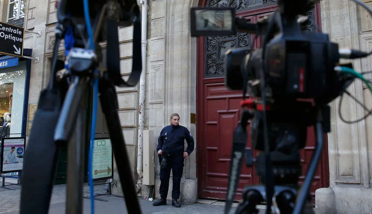 Petugas berjaga di Hotel Rue Tronchet pasca Kim Kardashian dirampok, Paris, Senin (3/10). Perampok mengambil 2 ponsel dan sejumlah perhiasan senilai sekitar 10 juta dollar AS (Rp 129 miliar). (REUTERS/ Gonzalo Fuentes)