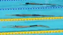 Perenang ESC Bandung, Ricky Anggawijaya (depan) melaju di lomba 200 meter gaya punggung putra Kejuaraan Aquatik Indonesia Open 2017 di Stadion Aquatik GBK, Jakarta, Jumat (15/12). Ricky mencatat waktu 02.04,75 detik. (Liputan6.com/Helmi Fithriansyah)