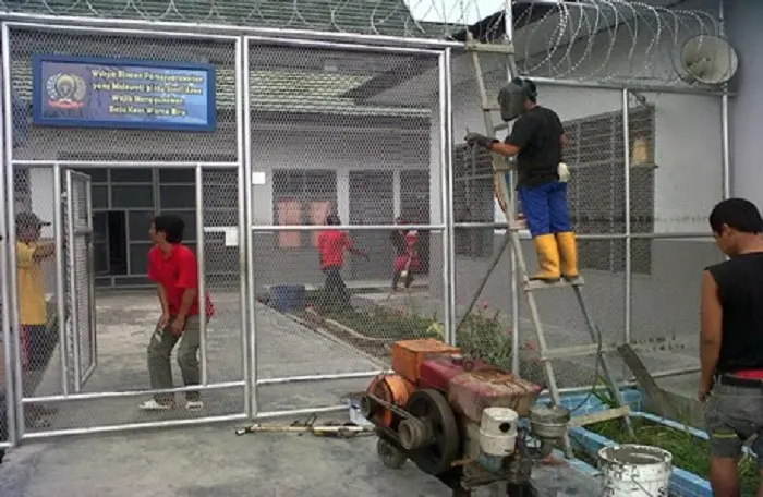 Petugas melakukan perbaikan usai kerusuhan di Lapas Kualatungkal 2013 lalu. (Liputan6.com/B Santoso)